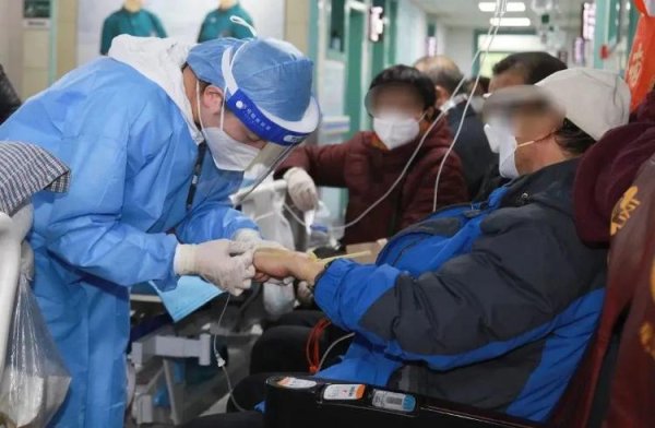 益丰配资 “乙类乙管”下的三甲医院：急诊超500人 全院各科专家齐上阵