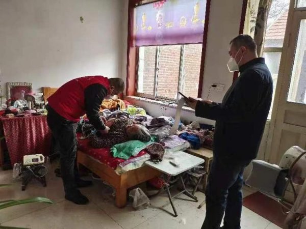 粤友钱配资 一个山东村庄的“过峰”：家庭医生一对一服务、网格员上门送药……