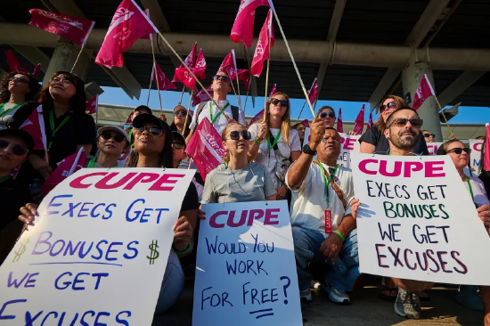 加航空乘人员在多伦多皮尔逊国际机场举行抗议活动。